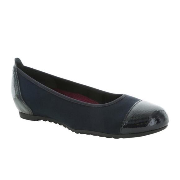 Women's Munro Navy Henlee Patent Leather Cap Toe Flats sz 8.5 - Picture 1 of 6